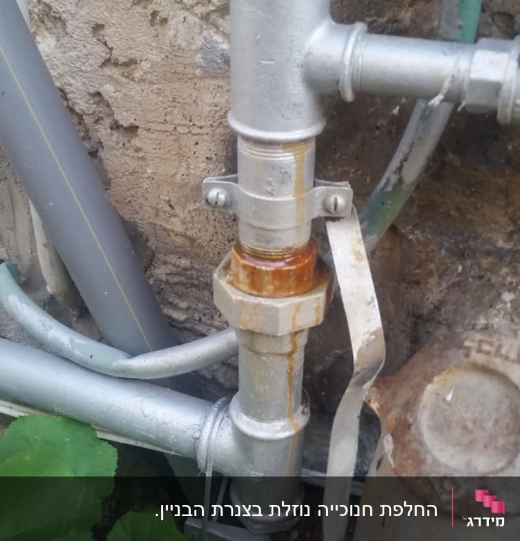 צינור מתכת עם חלודה וחיבורים